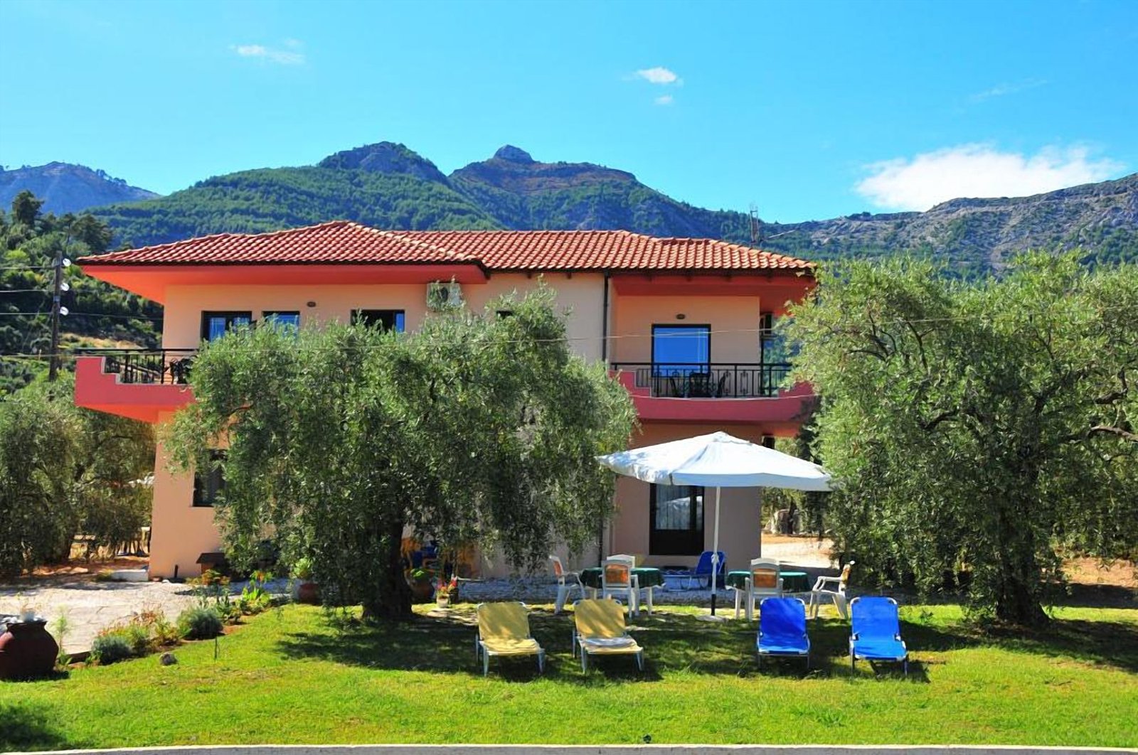 Studios Betty guesthouse among olive trees and mountains