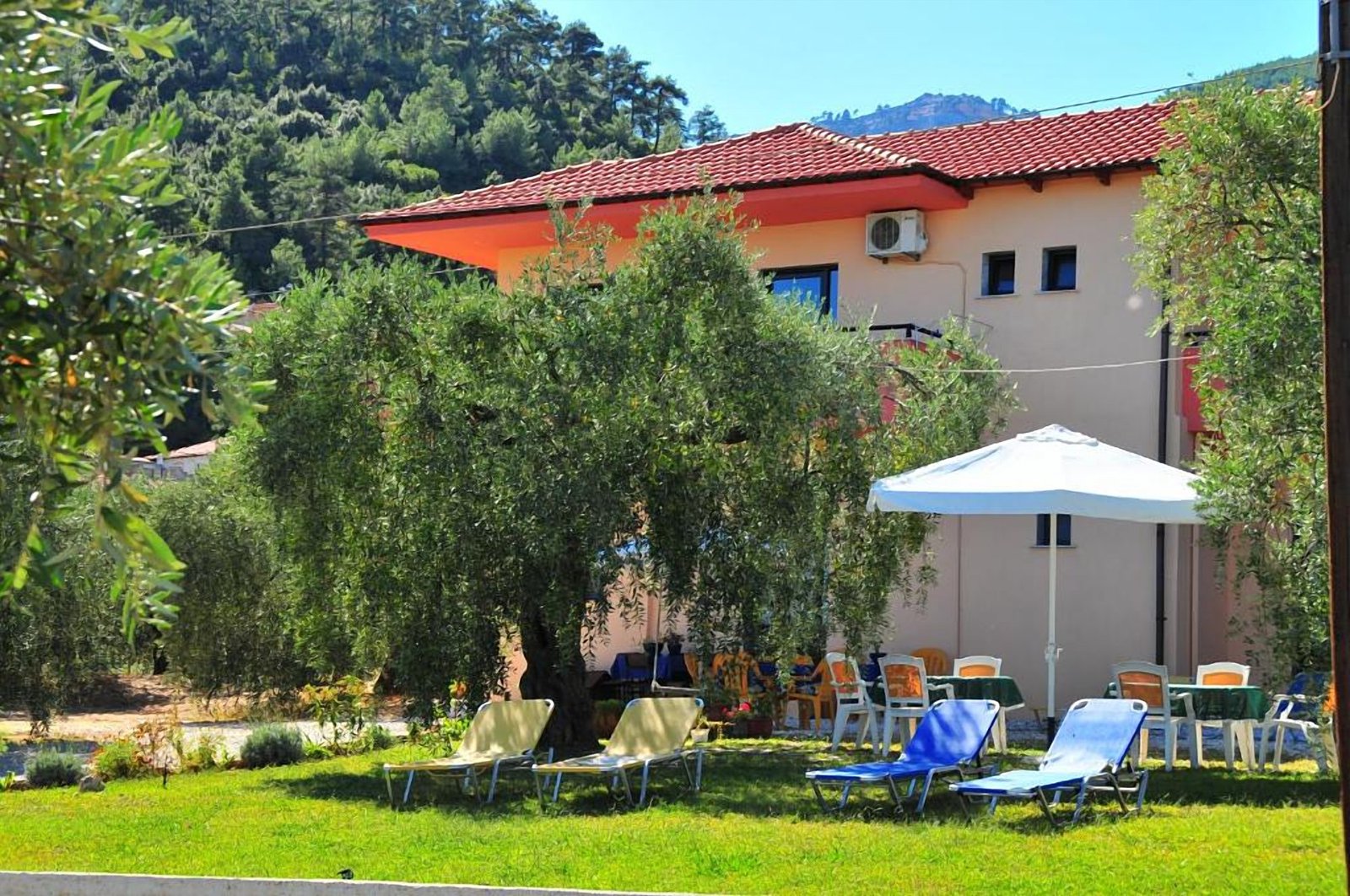 Studios Betty guesthouse beneath the mountains of Thasos